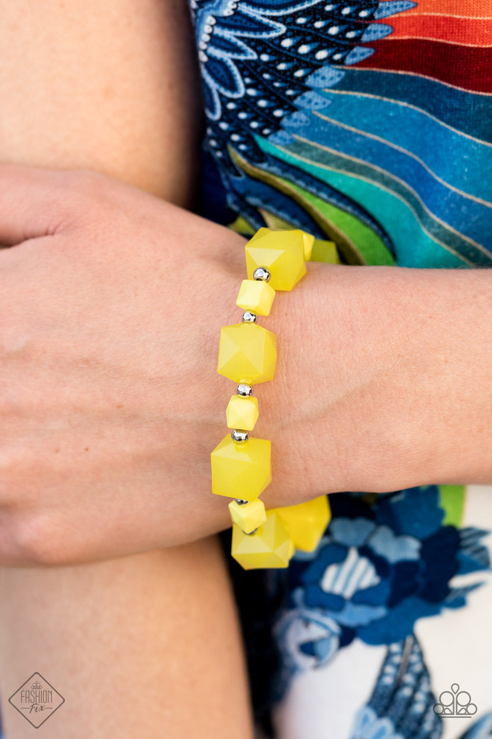 Trendsetting Tourist - Yellow - Dazzling Diamonds 